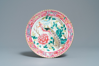 Trois assiettes en porcelaine de Chine famille rose pour le march&eacute; Straits ou Peranakan, 19&egrave;me