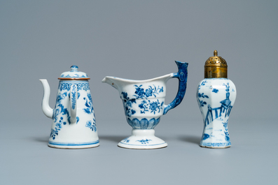 Trois verseuses, une th&eacute;i&egrave;re et un vase &agrave; monture en m&eacute;tal en porcelaine de Chine en bleu et blanc, Kangxi/Qianlong