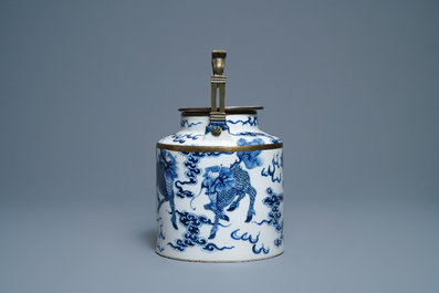 Een grote Chinese blauw-witte 'Bleu de Hue' theepot met kylins voor de Vietnamese markt, 19e eeuw