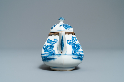 Drie Chinese blauw-witte vaasjes en een theepot met zilveren monturen, Kangxi