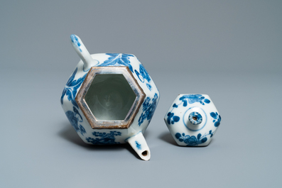 Trois vases et une th&eacute;i&egrave;re en porcelaine de Chine en bleu et blanc aux montures en argent, Kangxi