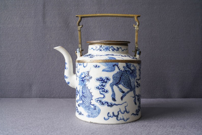 Een grote Chinese blauw-witte 'Bleu de Hue' theepot met kylins voor de Vietnamese markt, 19e eeuw