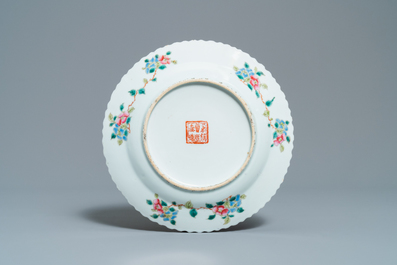 Trois assiettes en porcelaine de Chine famille rose pour le march&eacute; Straits ou Peranakan, 19&egrave;me