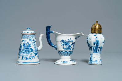 Drie Chinese blauw-witte kannen, een theepot en een vaas met montuur, Kangxi/Qianlong