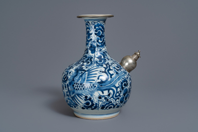 Een Chinese met zilver gemonteerde blauw-witte 'Bleu de Hue' kendi voor de Vietnamese markt, 19e eeuw