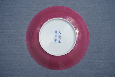 Une assiette aux dragons en porcelaine de Chine rouge de fer au dos rouge de rubis, marque et &eacute;poque de Guangxu