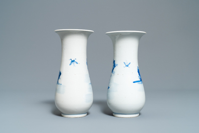 Une paire de vases en porcelaine de Chine en bleu et blanc, marque de Kangxi, 19&egrave;me