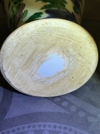 Un vase en porcelaine de Chine wucai &agrave; d&eacute;cor d'immortels, &eacute;poque Transition