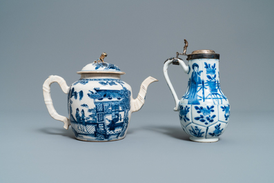 Trois verseuses, une th&eacute;i&egrave;re et un vase &agrave; monture en m&eacute;tal en porcelaine de Chine en bleu et blanc, Kangxi/Qianlong