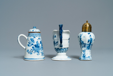 Drie Chinese blauw-witte kannen, een theepot en een vaas met montuur, Kangxi/Qianlong