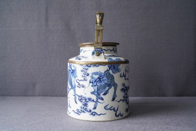 Een grote Chinese blauw-witte 'Bleu de Hue' theepot met kylins voor de Vietnamese markt, 19e eeuw