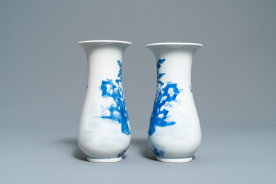 Une paire de vases en porcelaine de Chine en bleu et blanc, marque de Kangxi, 19&egrave;me