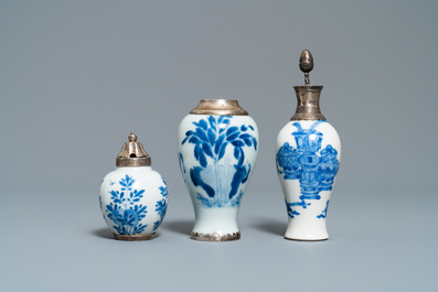 Trois vases et une th&eacute;i&egrave;re en porcelaine de Chine en bleu et blanc aux montures en argent, Kangxi