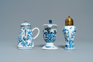 Trois verseuses, une th&eacute;i&egrave;re et un vase &agrave; monture en m&eacute;tal en porcelaine de Chine en bleu et blanc, Kangxi/Qianlong