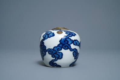 Een Chinese blauw-witte 'Bleu de Hue' waterpijp voor de Vietnamese markt, 18/19e eeuw