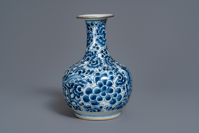 Un kendi en porcelaine de Chine 'Bleu de Hue' pour le Vietnam &agrave; d&eacute;cor de ph&eacute;nix, 19&egrave;me