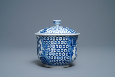 A Chinese blue and white Vietnamese market 'Bleu de Hue' bowl and cover, 19th C.