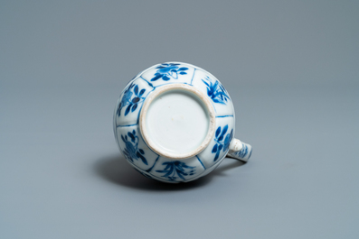 Drie Chinese blauw-witte kannen, een theepot en een vaas met montuur, Kangxi/Qianlong