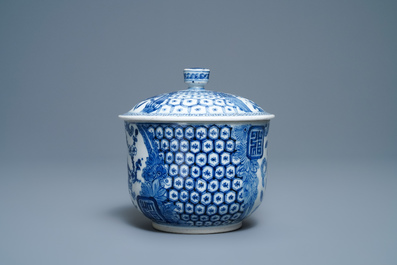 A Chinese blue and white Vietnamese market 'Bleu de Hue' bowl and cover, 19th C.