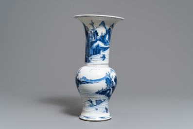 Un vase de forme yenyen en porcelaine de Chine en bleu et blanc, Kangxi