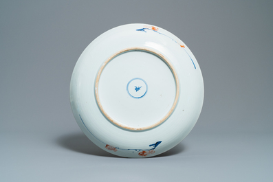 Une paire de grands plats en porcelaine de Chine de style Imari, Kangxi