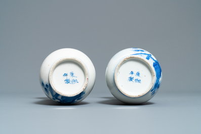 Une paire de vases en porcelaine de Chine en bleu et blanc, marque de Kangxi, 19&egrave;me