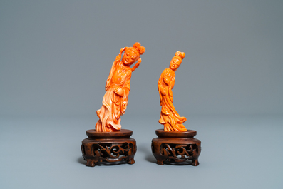 Twee Chinese figuren van dames in rood koraal, 19/20e eeuw