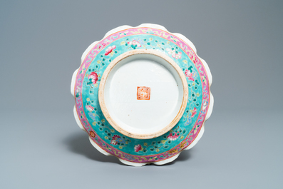 Un plat sur piedouche en porcelaine de Chine famille rose pour le march&eacute; Straits ou Peranakan, 19&egrave;me