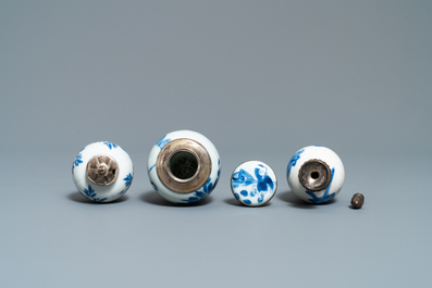 Drie Chinese blauw-witte vaasjes en een theepot met zilveren monturen, Kangxi