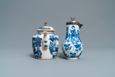 Trois verseuses, une th&eacute;i&egrave;re et un vase &agrave; monture en m&eacute;tal en porcelaine de Chine en bleu et blanc, Kangxi/Qianlong