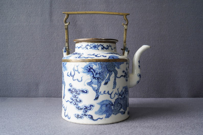 Een grote Chinese blauw-witte 'Bleu de Hue' theepot met kylins voor de Vietnamese markt, 19e eeuw