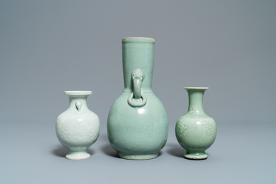 Drie Chinese monochrome celadon vazen, 19/20e eeuw