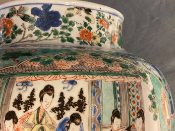 Une paire de grands vases couverts en porcelaine de Chine famille verte, Kangxi