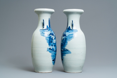 Une paire de vases en porcelaine de Chine en bleu et blanc, 19&egrave;me