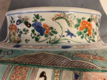 Une paire de grands vases couverts en porcelaine de Chine famille verte, Kangxi