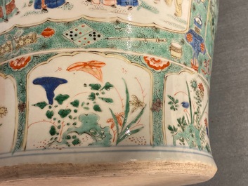 Une paire de grands vases couverts en porcelaine de Chine famille verte, Kangxi