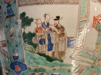 Une paire de grands vases couverts en porcelaine de Chine famille verte, Kangxi