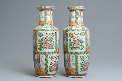 Une paire de vases de forme rouleau en porcelaine de Chine famille rose de Canton, 19&egrave;me