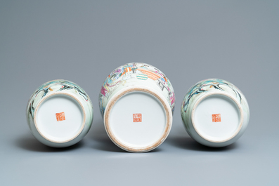 Trois vases en porcelaine de Chine famille rose, R&eacute;publique