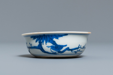 Un petit bol en porcelaine de Chine en bleu et blanc de type kraak, marque d'une aigrette, Wanli