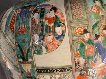 Une paire de grands vases couverts en porcelaine de Chine famille verte, Kangxi