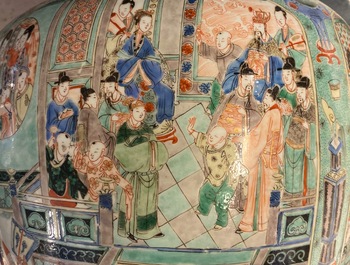 Une paire de grands vases couverts en porcelaine de Chine famille verte, Kangxi