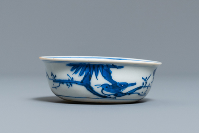 Un petit bol en porcelaine de Chine en bleu et blanc de type kraak, marque d'une aigrette, Wanli