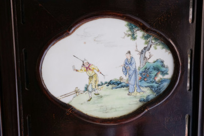 Un paravent en bois orn&eacute; de plaques en porcelaine de Chine famille rose, R&eacute;publique