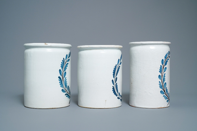 Een set van zes blauw-witte en mangane albarello-type apothekerspotten, Nevers, Frankrijk, 18e eeuw