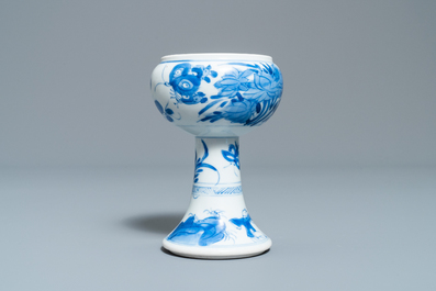 Un bol sur piedouche en porcelaine de Chine en bleu et blanc, Kangxi