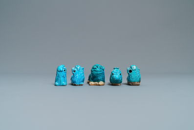 Negen Chinese figuren en waterdruppelaars met turquoise glazuur, Kangxi en later