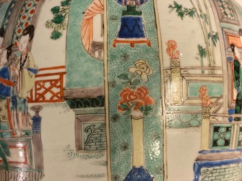 Une paire de grands vases couverts en porcelaine de Chine famille verte, Kangxi