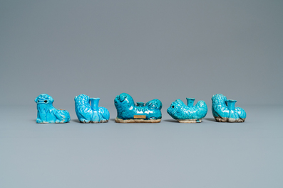 Negen Chinese figuren en waterdruppelaars met turquoise glazuur, Kangxi en later