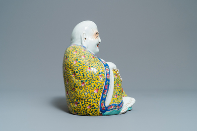 Une figure de Bouddha en porcelaine de Chine famille rose, marque en creux, 19&egrave;me